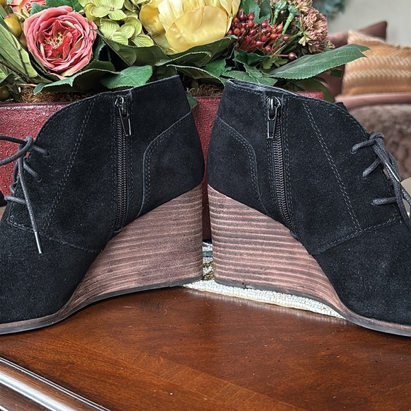 Lucky Brand Genuine Suede Black Lace Up Wedge Ankle Boots Booties w/ Side Zipper - Picture 7 of 15
